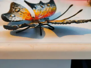 Farfalla in ferro battuto dipinta a mano