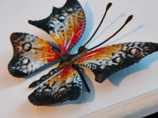 Farfalla in ferro battuto dipinta a mano