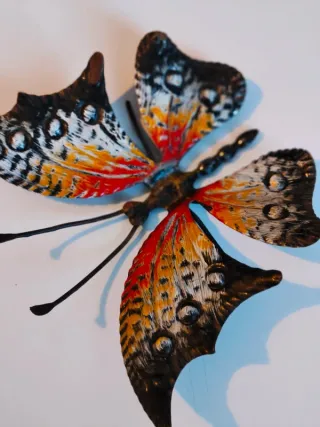 Farfalla in ferro battuto dipinta a mano