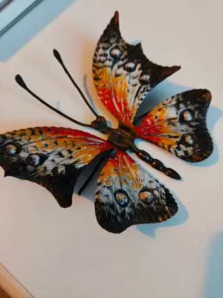 Farfalla in ferro battuto dipinta a mano