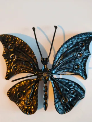 Farfalla in ferro battuto dipinta a mano