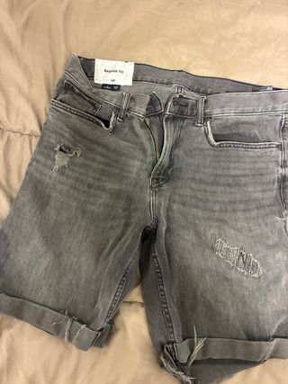 Bermudas H&M grises desgastadas