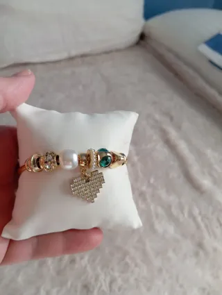 Pulsera dorada con charms