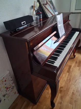 Piano de pared madera oscura