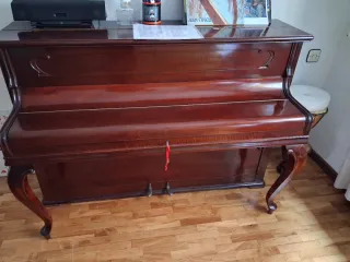 Piano de pared madera oscura