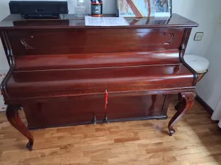 Piano de pared madera oscura