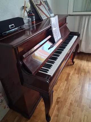 Piano de pared madera oscura