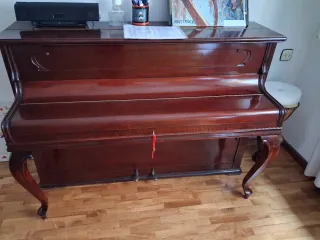 Piano de pared madera oscura