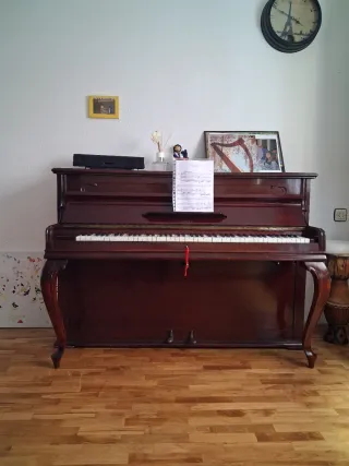 Piano de pared madera oscura