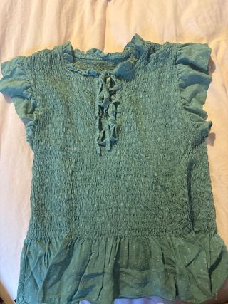 Blusa verde con volantes y lazada