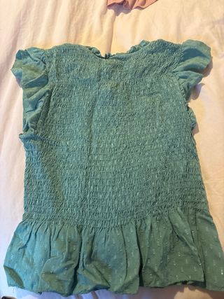 Blusa verde con volantes y lazada