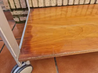 Mesa auxiliar con ruedas y cristal