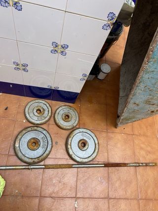 Press de banca + 4 discos + barra + soporte pesas
