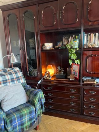Mueble de salón de madera y cristal