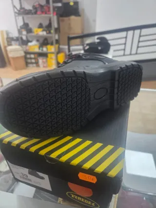 Zapatillas Paredes Talla 39 Negras y Rojas