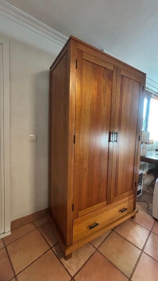 Armario de madera maciza