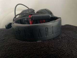 Cascos con micrófono negro y rojo