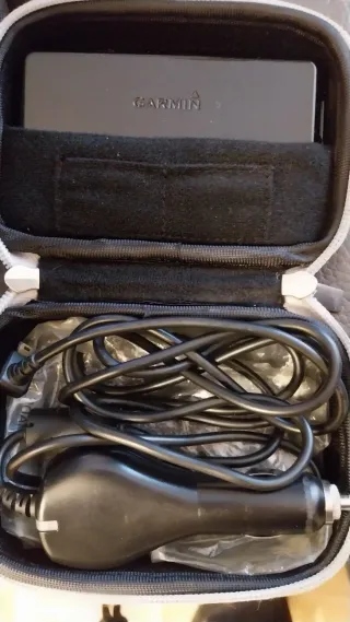 Navegador Garmin con accesorios