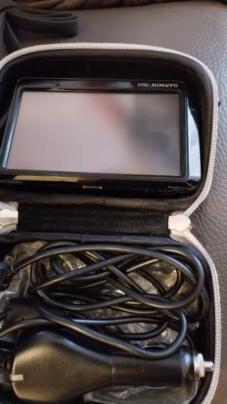 Navegador Garmin con accesorios