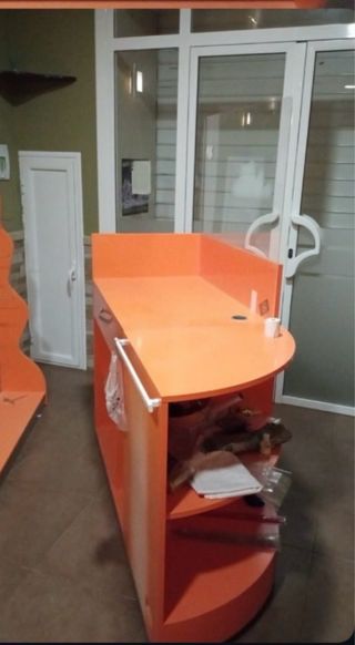 Mueble expositor naranja tipo kiosco