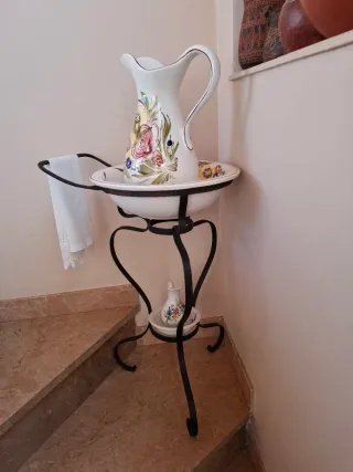 Set di brocca e catino in ceramica con design floreale