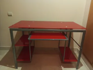 Escritorio moderno rojo y gris