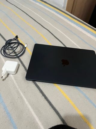 MacBook M4 Negro con Cargador y Cable
