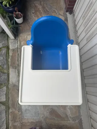 Trona bebé IKEA azul y blanca