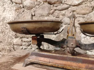 Balanza antigua de dos platos