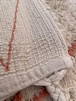 Alfombra Maison du Monde beige y coral.