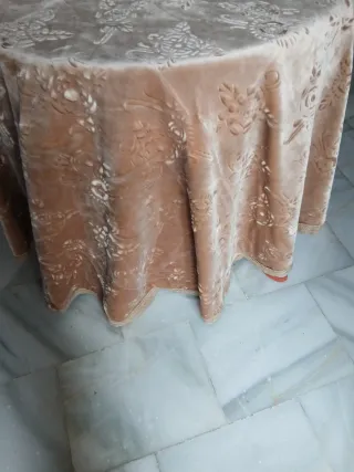 Falda de mesa elegante con relieve