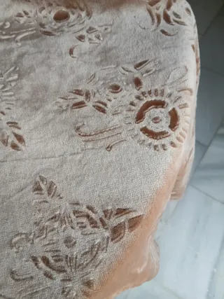 Falda de mesa elegante con relieve