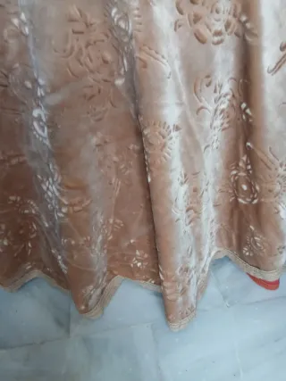 Falda de mesa elegante con relieve