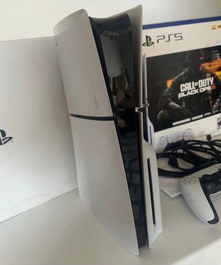 Consola PS5 Slim + Call of Duty Black Ops 6