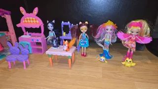 Casita Enchantimals con 5 figuras