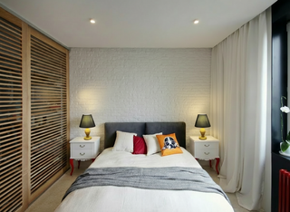 Lámpara de mesa amarilla con pantalla negra