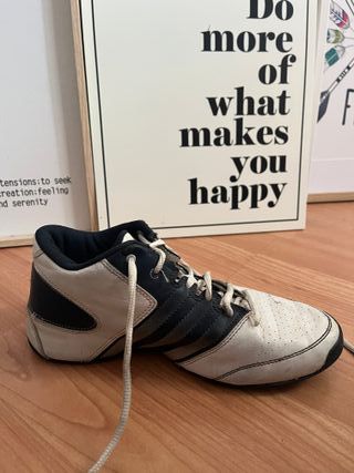 Botas de baloncesto Adidas blancas y azul oscuro