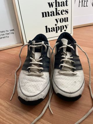 Botas de baloncesto Adidas blancas y azul oscuro