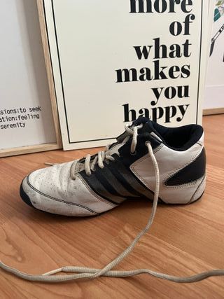 Botas de baloncesto Adidas blancas y azul oscuro