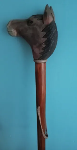 Bastón de madera con cabeza de caballo