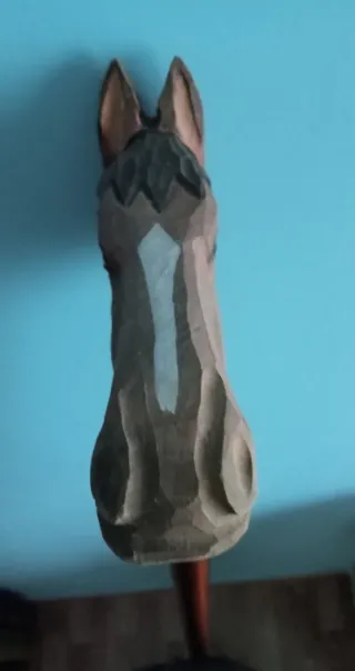 Bastón de madera con cabeza de caballo