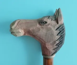 Bastón de madera con cabeza de caballo