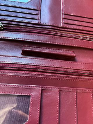 Cartera grande de piel con detalles dorados