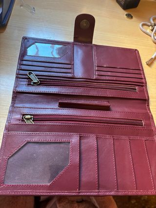 Cartera grande de piel con detalles dorados