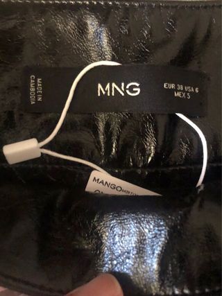 Minifalda efecto piel Mango