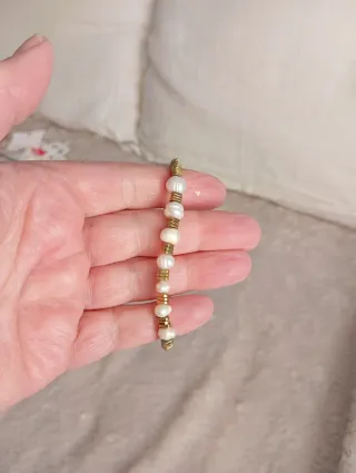 Pulsera elástica dorada con perlas