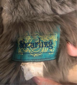 Montone marrone con pelliccia grigia shearling