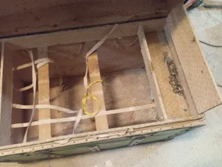 Baúl antiguo verde y negro