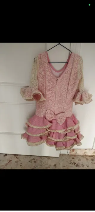 Traje de flamenca rosa con encajes beige