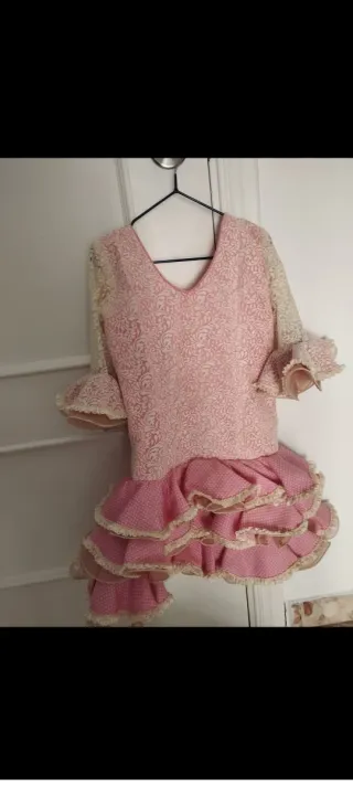 Traje de flamenca rosa con encajes beige